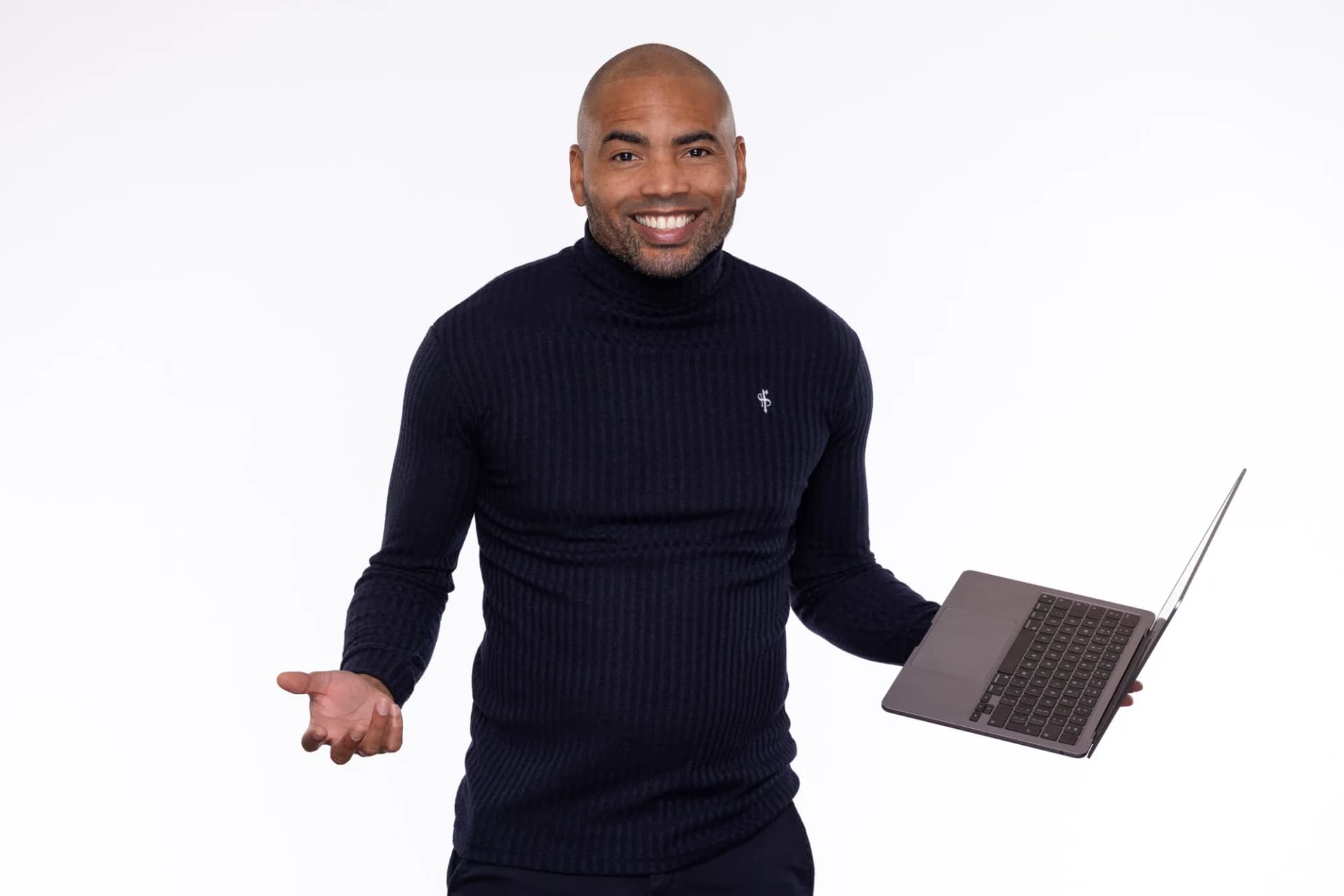 Sandro Dhonre met een laptop in de hand.